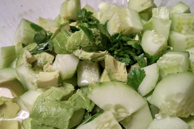 Салат из авокадо с огурцами - рецепт