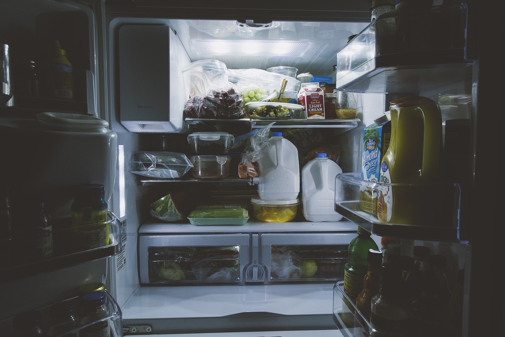 Как убрать запах из холодильника народными средствами